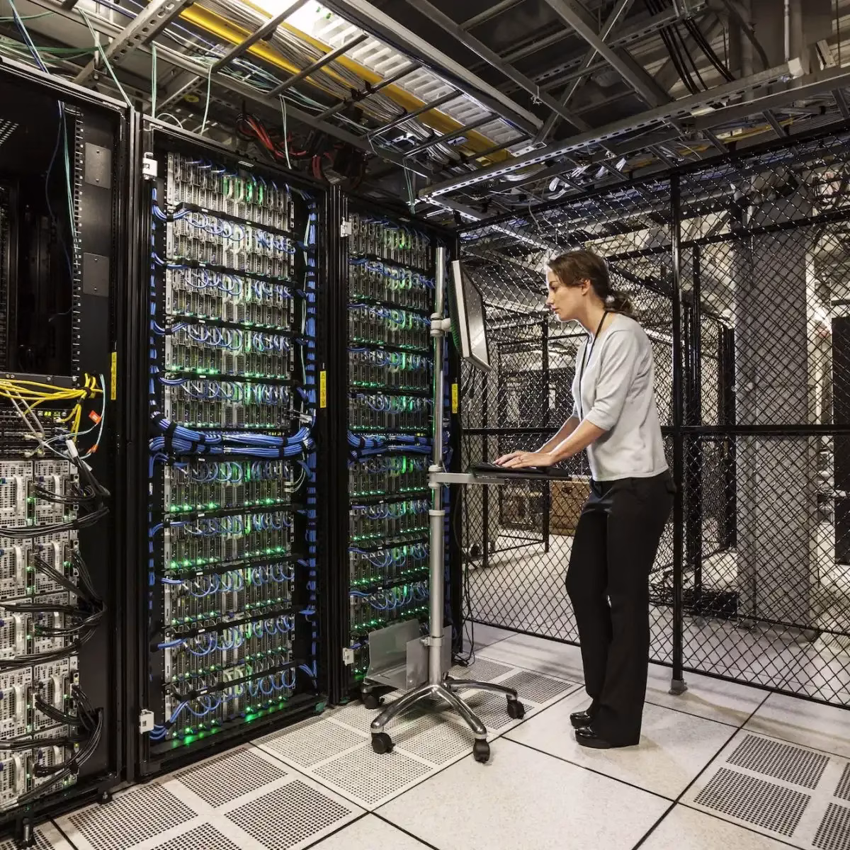 caucasian-woman-technician-working-on-computer-servers-in-a-server-farm-1-1-pye4193ta0pl54e02piu15n8p
